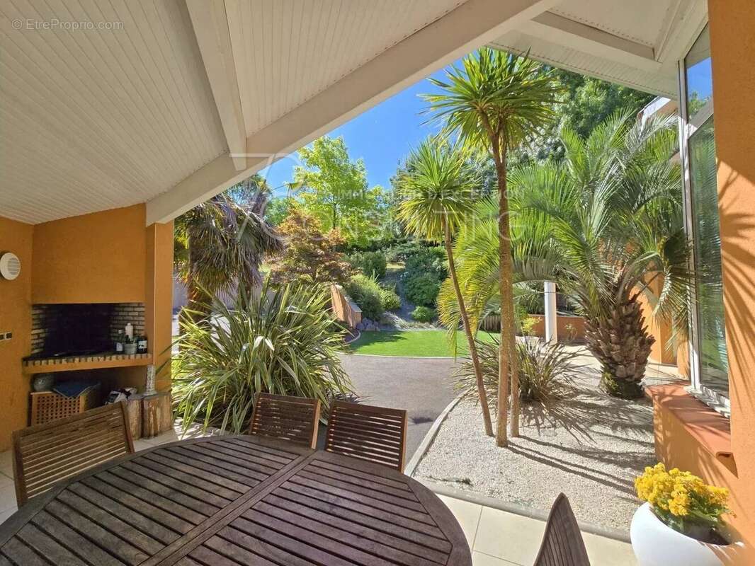 Maison à MONTAIGUT-SUR-SAVE