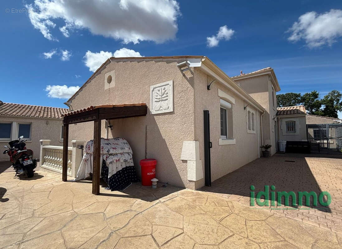 Magnifique ensemble immobilier de 350 m2, avec 2 logements , dans un lieu recherche, avec piscine sur un terra - photo 20