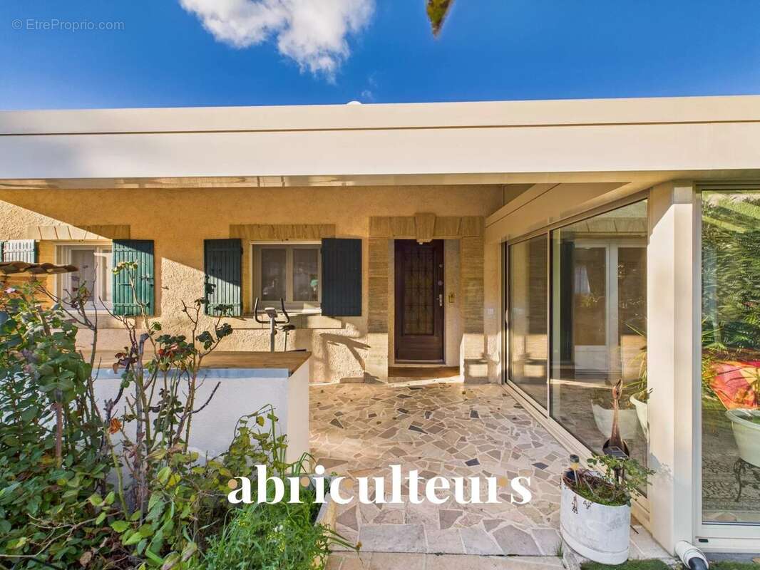 Maison à LA ROQUE-D&#039;ANTHERON