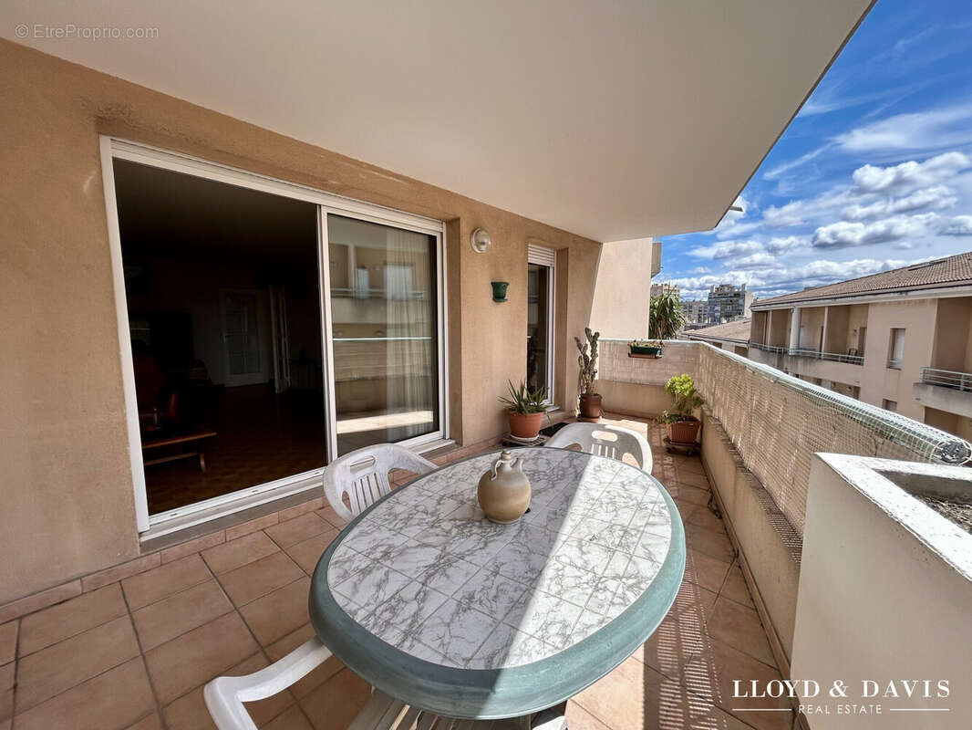 SEJOUR ET CUISINE/ TERRASSE - Appartement à MARSEILLE-5E