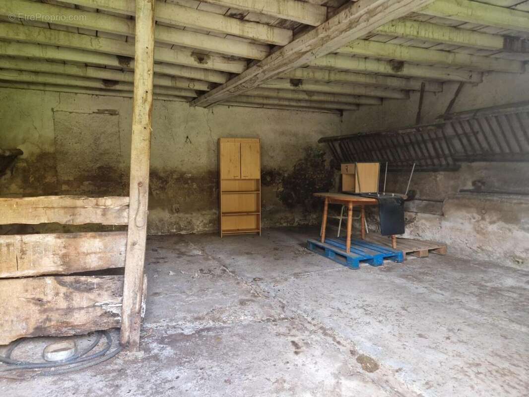 Photo 4 - Parking à BELLENAVES