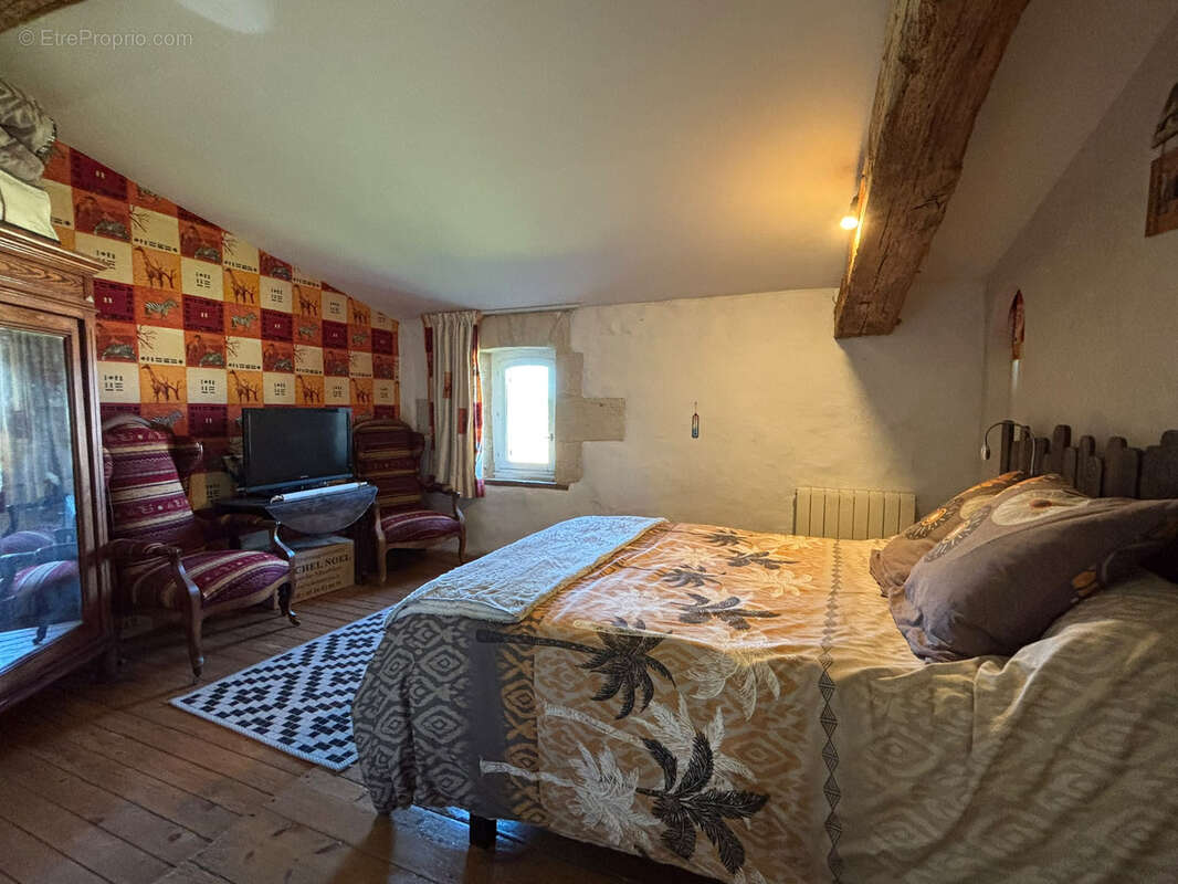 Charmante maison en pierre de 115 m2 avec grange, carport et jardin clos ! - photo 8