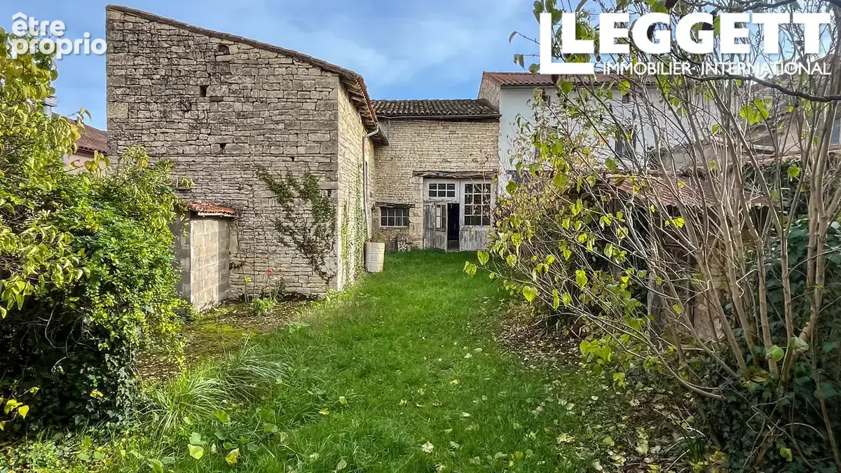À quelques minutes à pied du centre de Mansle – charmante maison de ville  à rafraîchir avec garage et jardin - photo 2