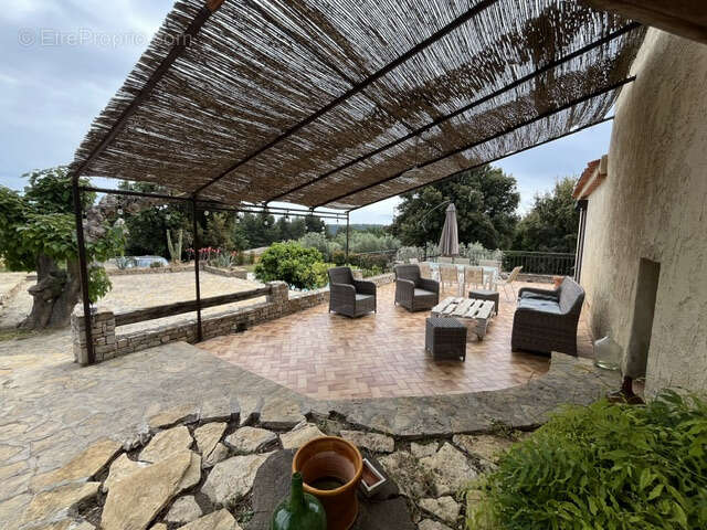 Quartier prisé, propriété avec piscine et dépendances - photo 2