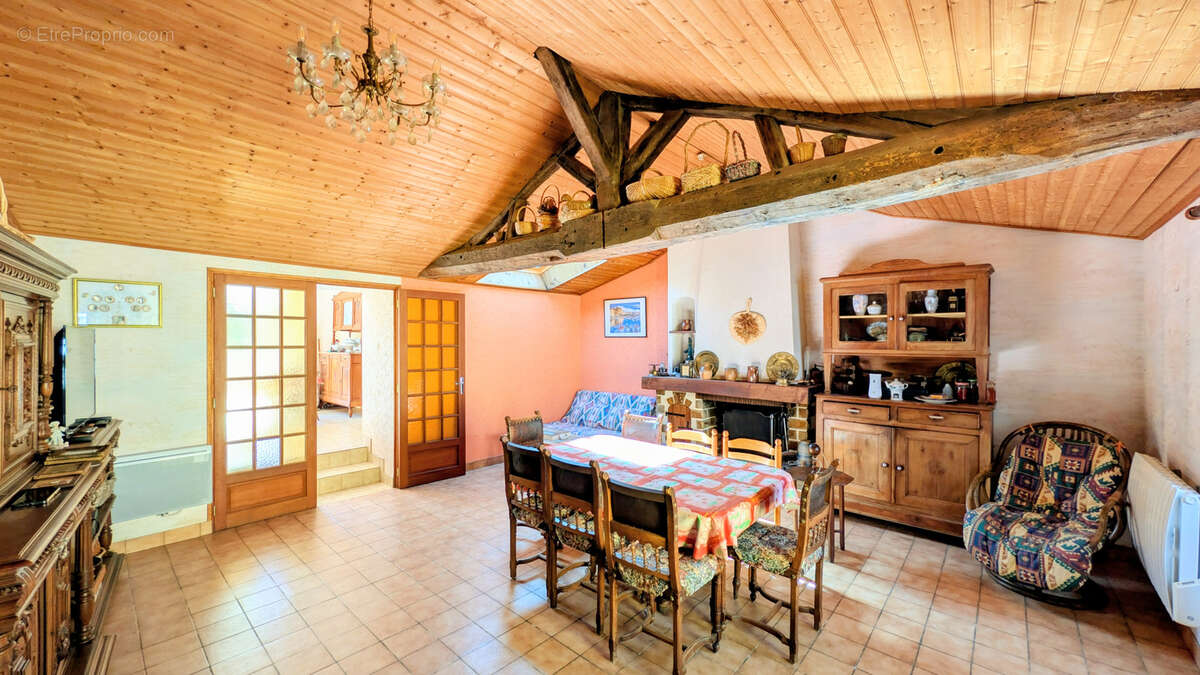 Maison à SAINT-HILAIRE-DE-CHALEONS