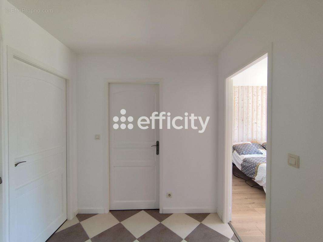 Maison 160 m² à Saint-Georges-Des-Coteaux  - photo 6