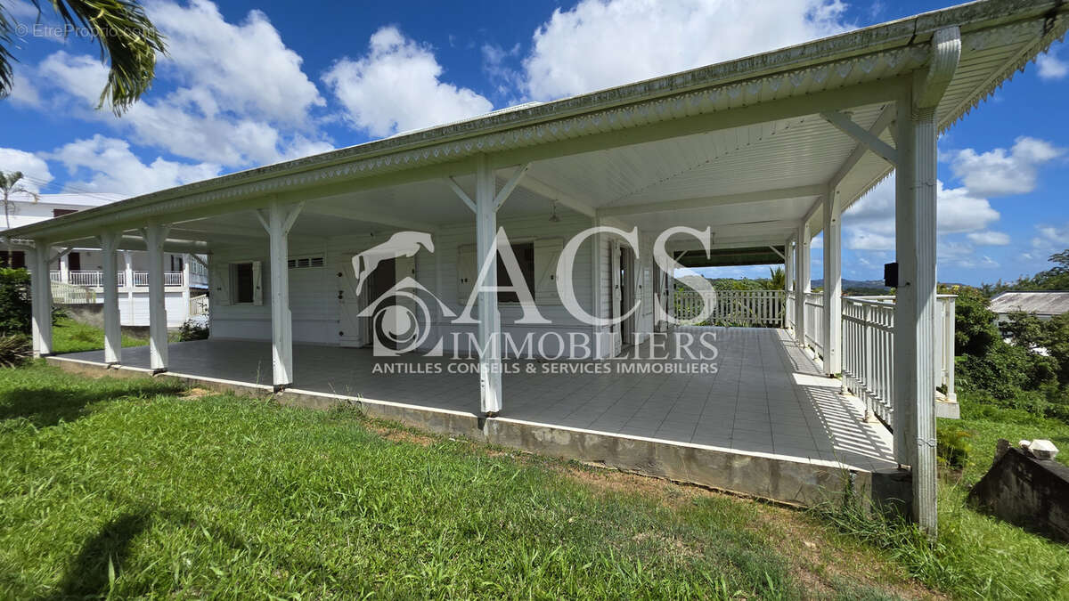 A vendre Charmante maison T4 avec piscine, jardin et grand garage à SAINT-JOSEPH - photo 2