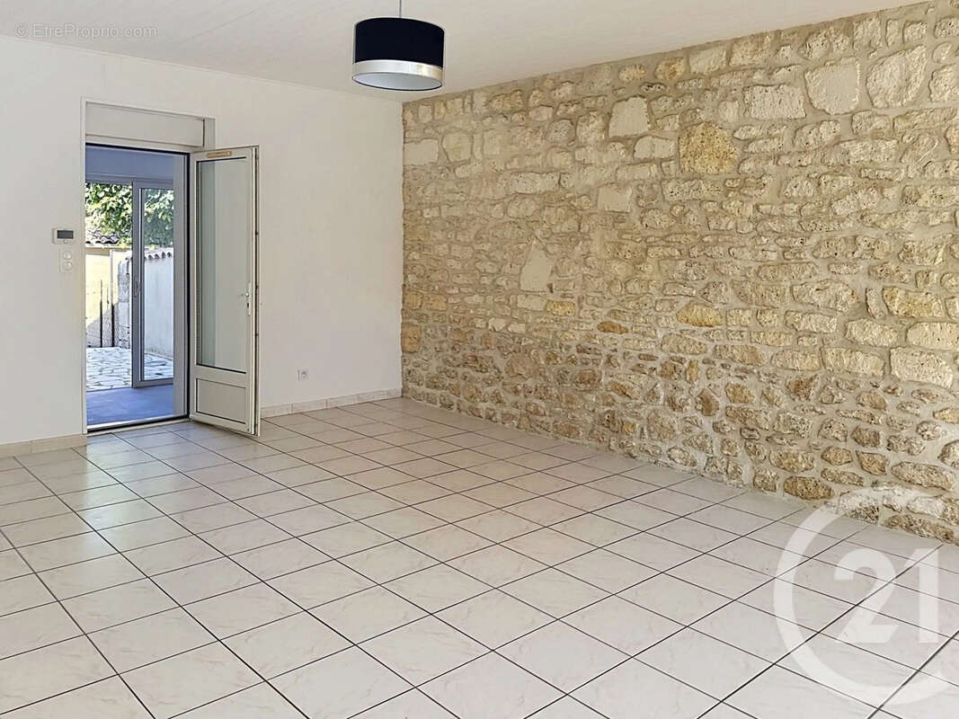 Maison 77 m² à Soyaux  - photo 2