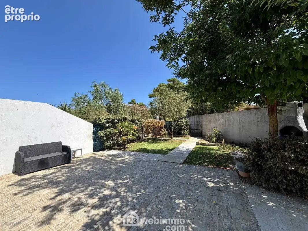 L?espace extérieur est un parfait équilibre entre terrasse et jardin