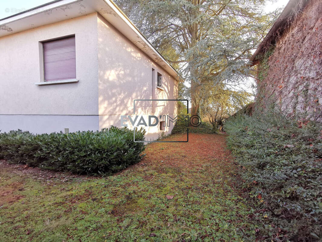 Maison à CHAZELLES-SUR-LYON
