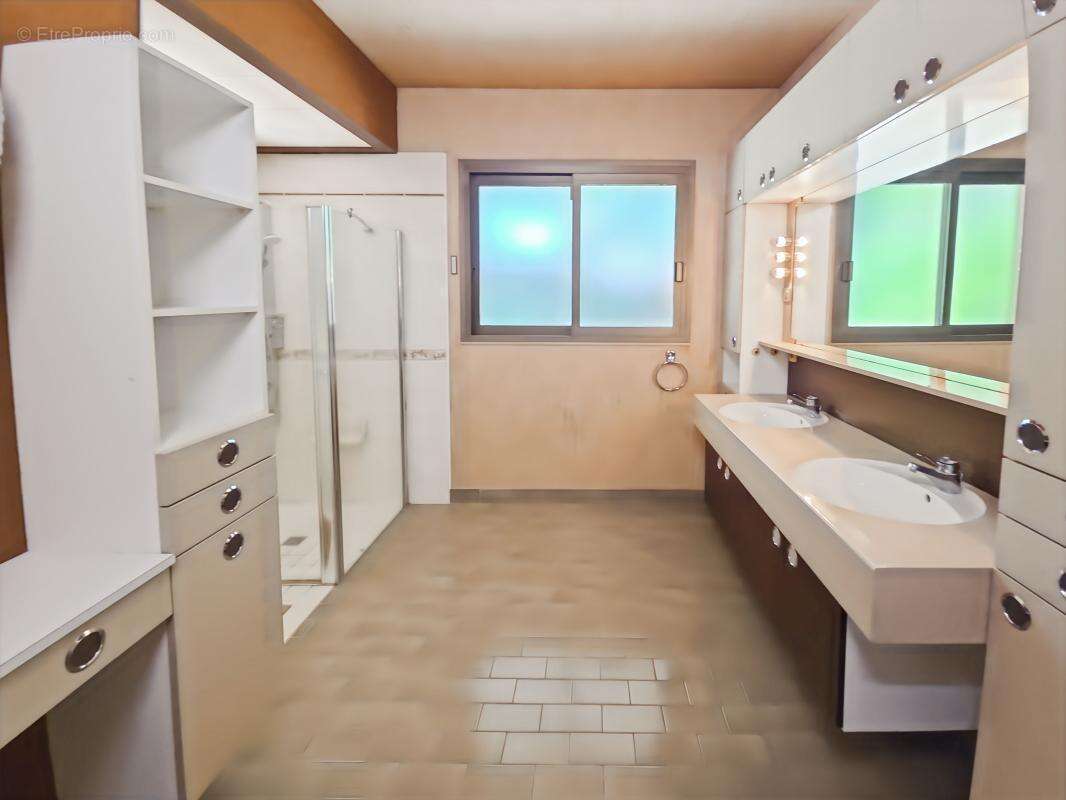  Un cadre de vie privilégié Édifiée sur un terrain de plus de 6 780 m², entièrement clos et paysager, cette propriété vous garan - photo 11