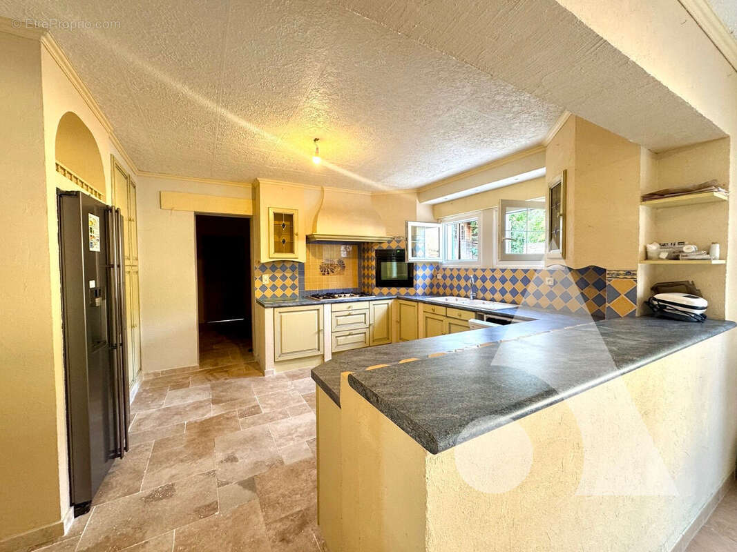 Maison à Villecroze de 247 m² sur terrain de 1.660m² - photo 11
