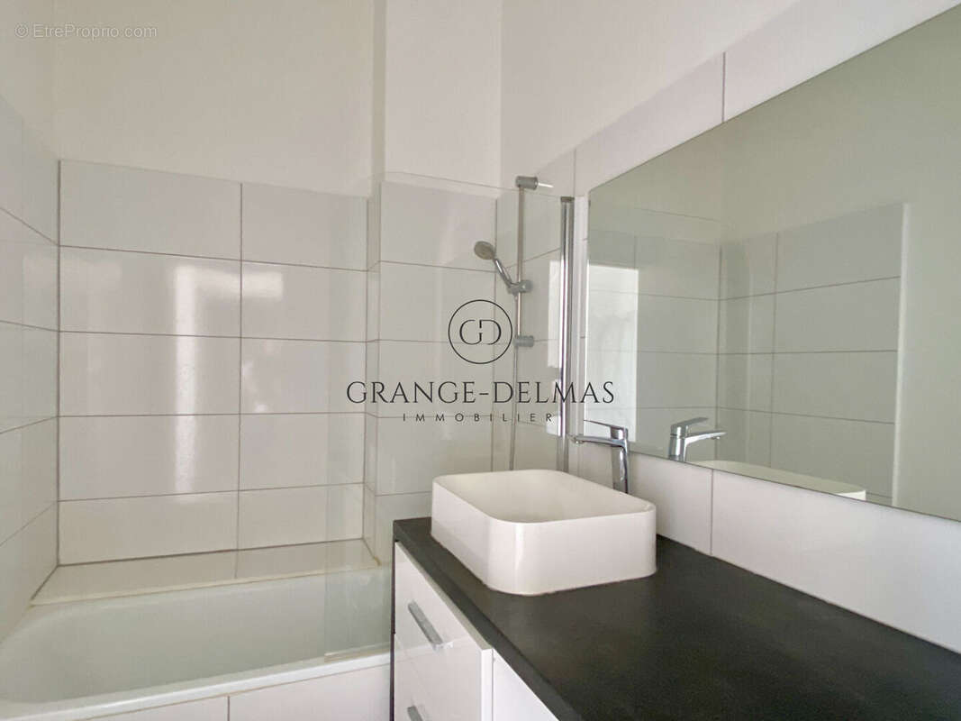 Appartement rénové immeuble pierre - TRIANGLE D'OR - photo 10