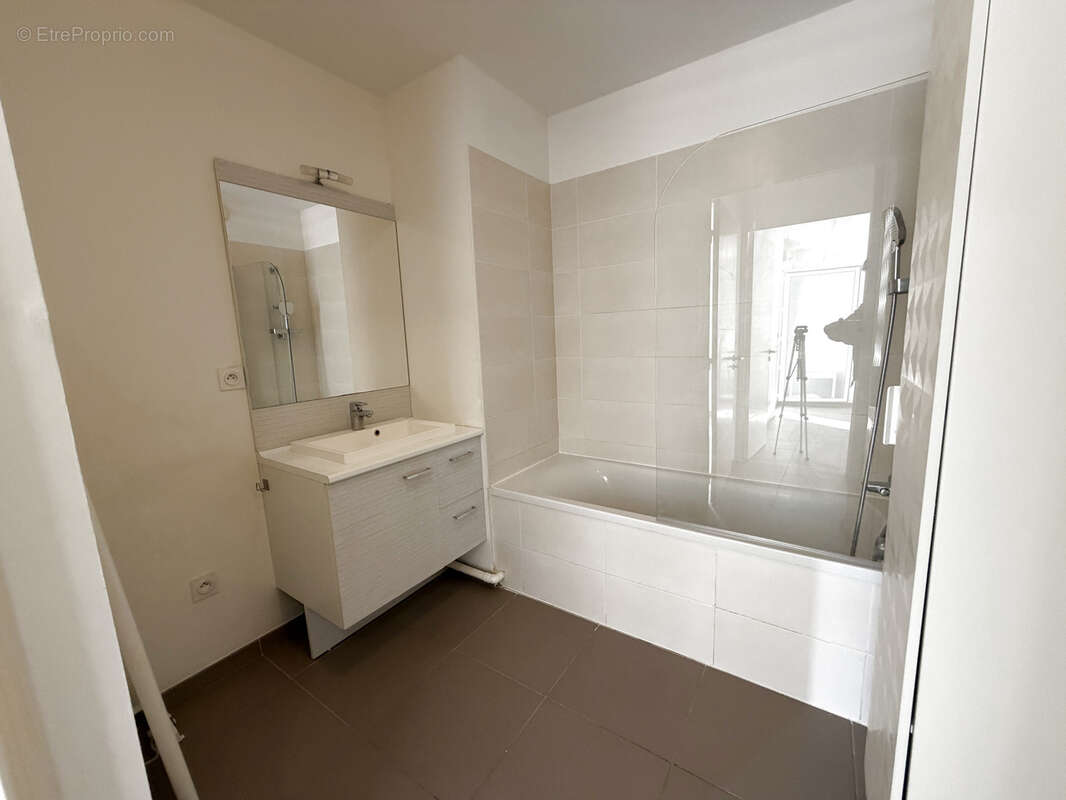 Appartement T3 avec Terrasse, Piscine et double box - Les Camoins 13011 - photo 8