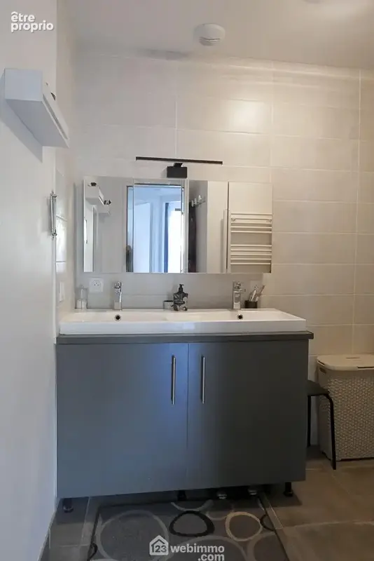 En sousplexe, la partie nuit propose une salle de douche ...