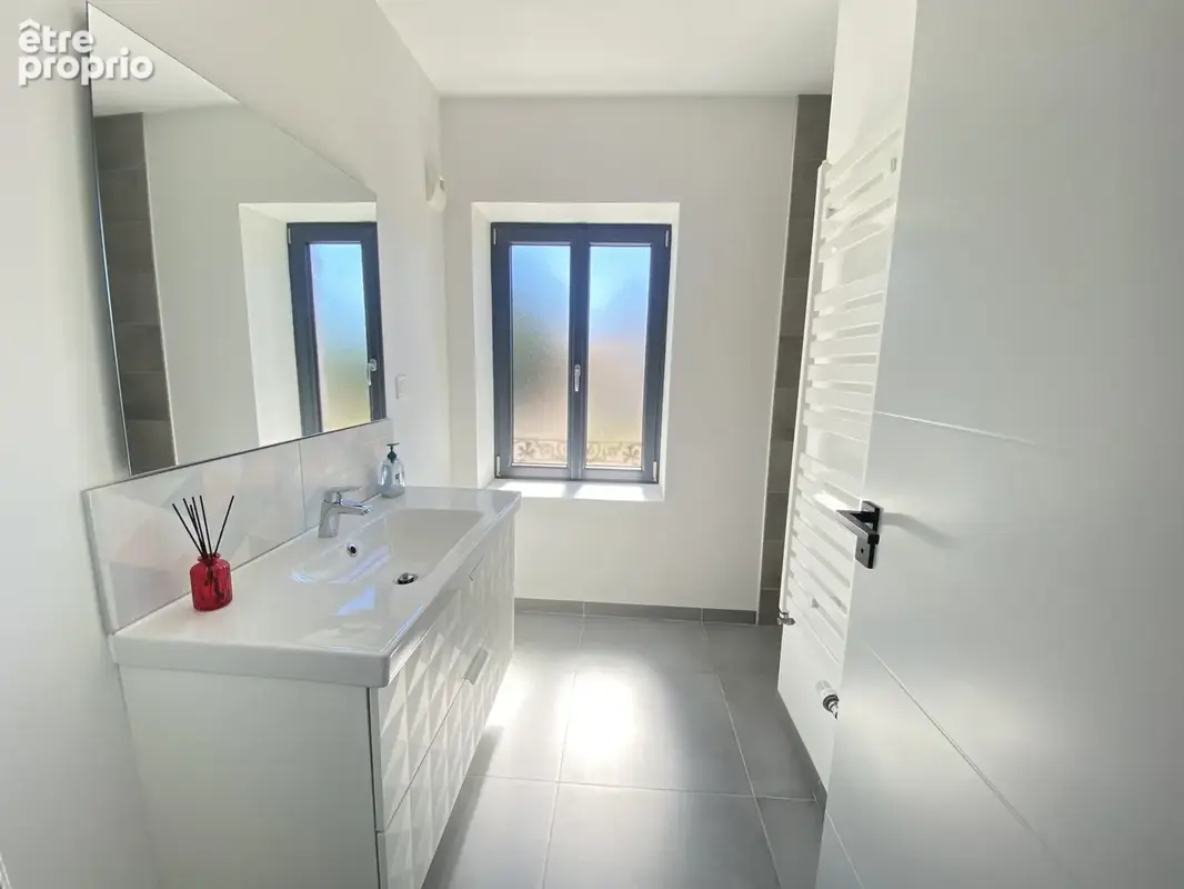 Maison familiale avec piscine à Saint-André-le-Puy — 226 m2 sur 930 m2 clos et arboré - photo 17