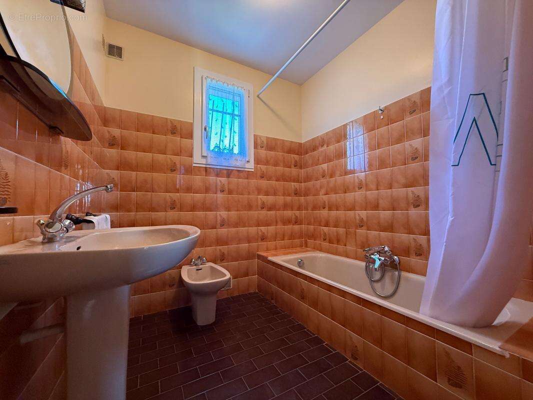 Maison à LABLACHERE