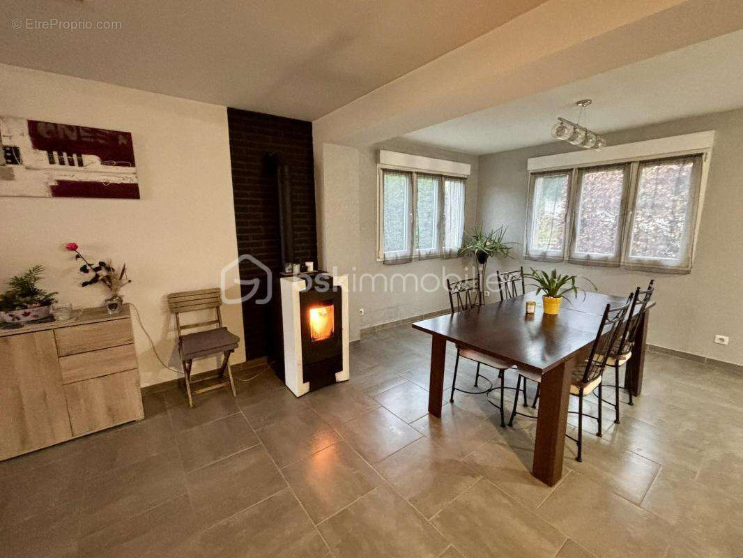 Maison à LES AYVELLES