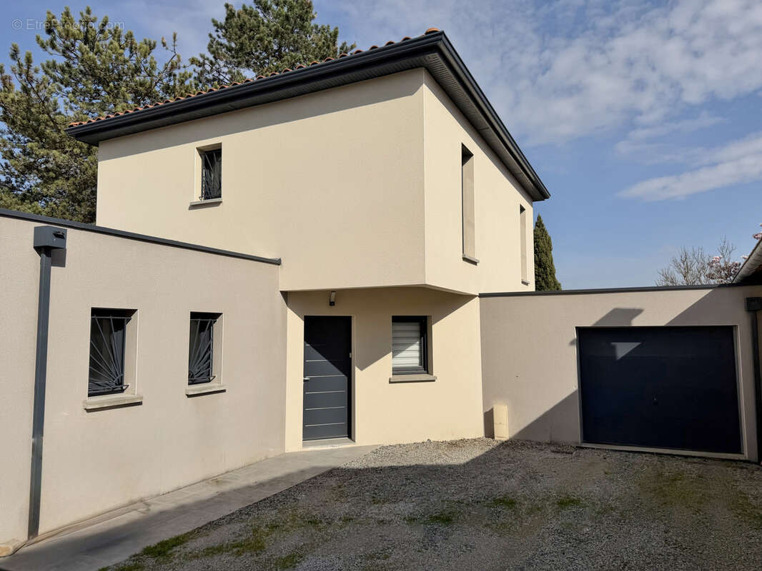 Maison à SAINT-GENIS-LES-OLLIERES