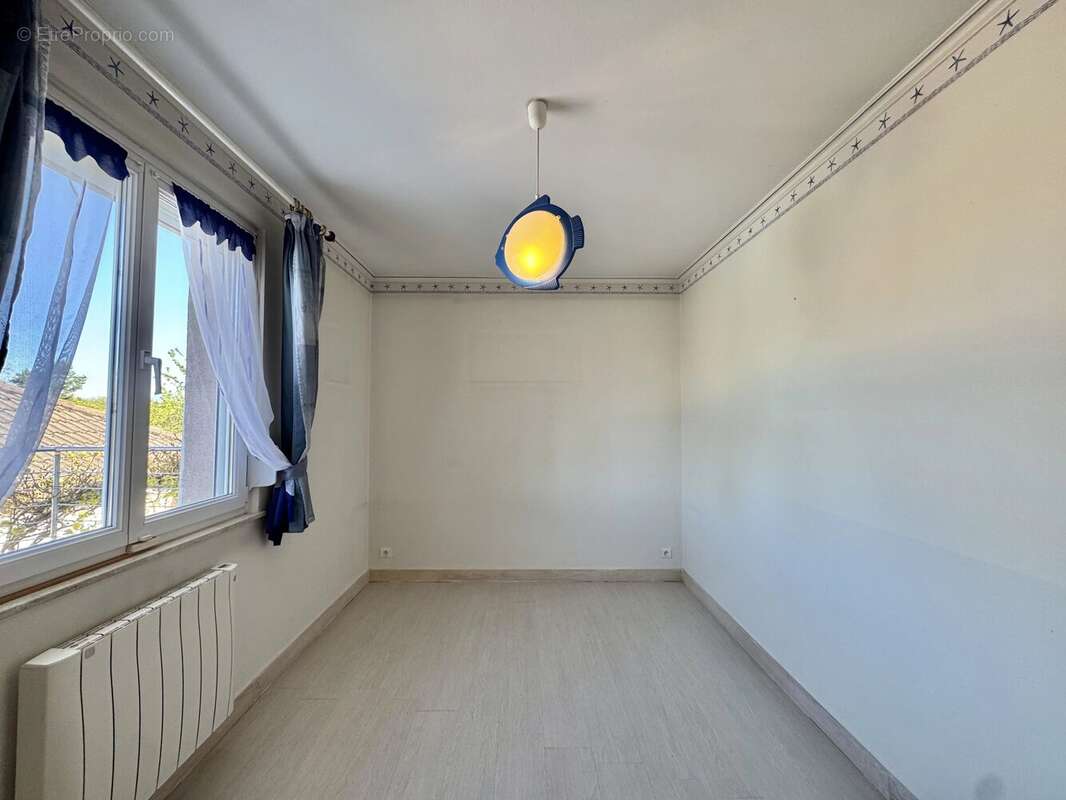 Maison à MONTREUX-JEUNE