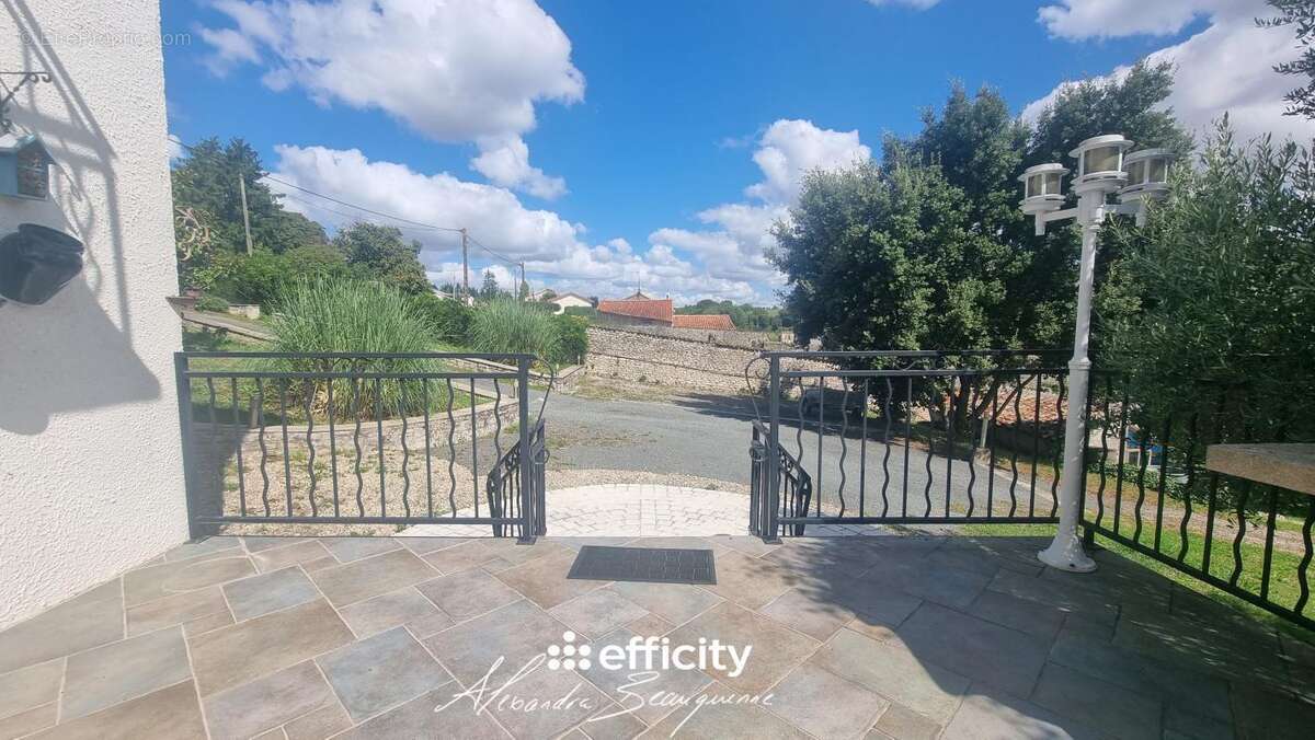 Maison à CHEF-BOUTONNE