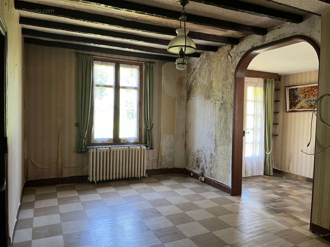 Coussac Bonneval Proche commerces, maison 5 pièces à rénover, garage et jardin. - photo 7