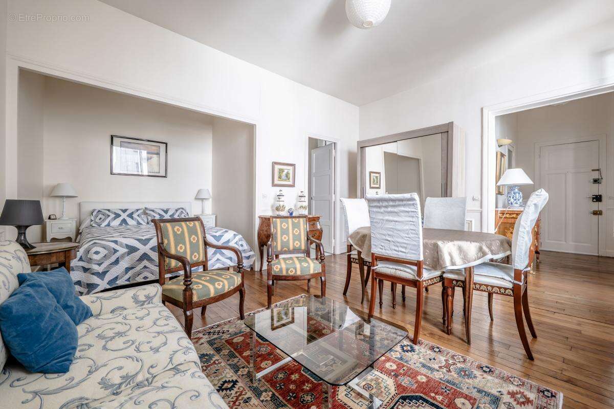 Appartement à PARIS-1E