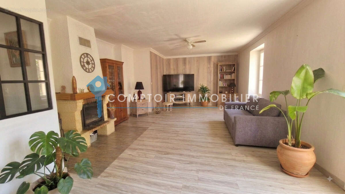 Maison 99 m² à Saint-Julien-Les-Rosiers  - photo 3
