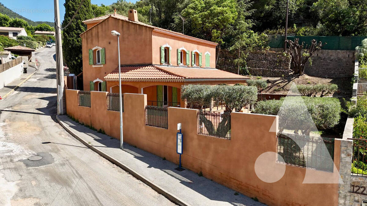 Maison à LE REVEST-LES-EAUX