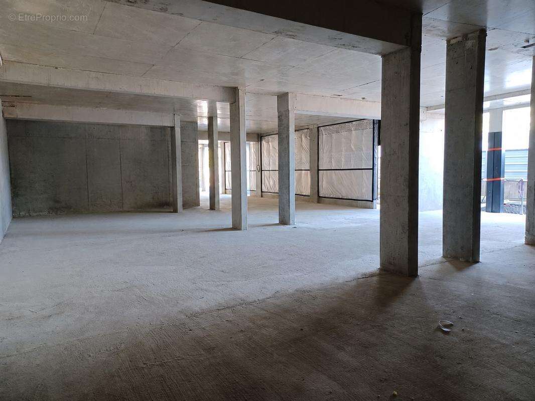 À vendre – Local d'activité / tertiaire neuf de 300 m² - photo 2