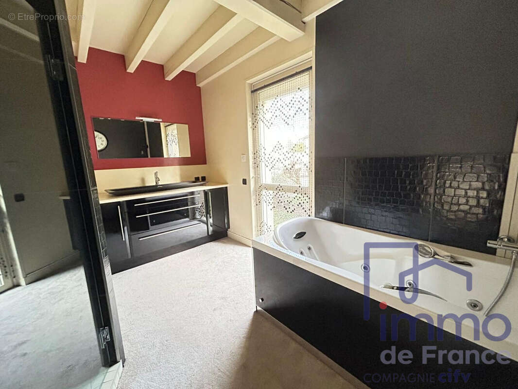 Maison à MONTROND-LES-BAINS