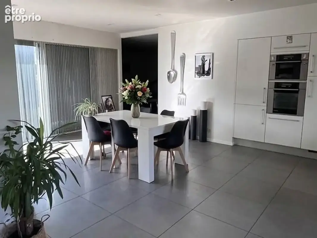 Maison d'architecte de plain-pied de 108 m² : garage double et terrasse. - photo 7