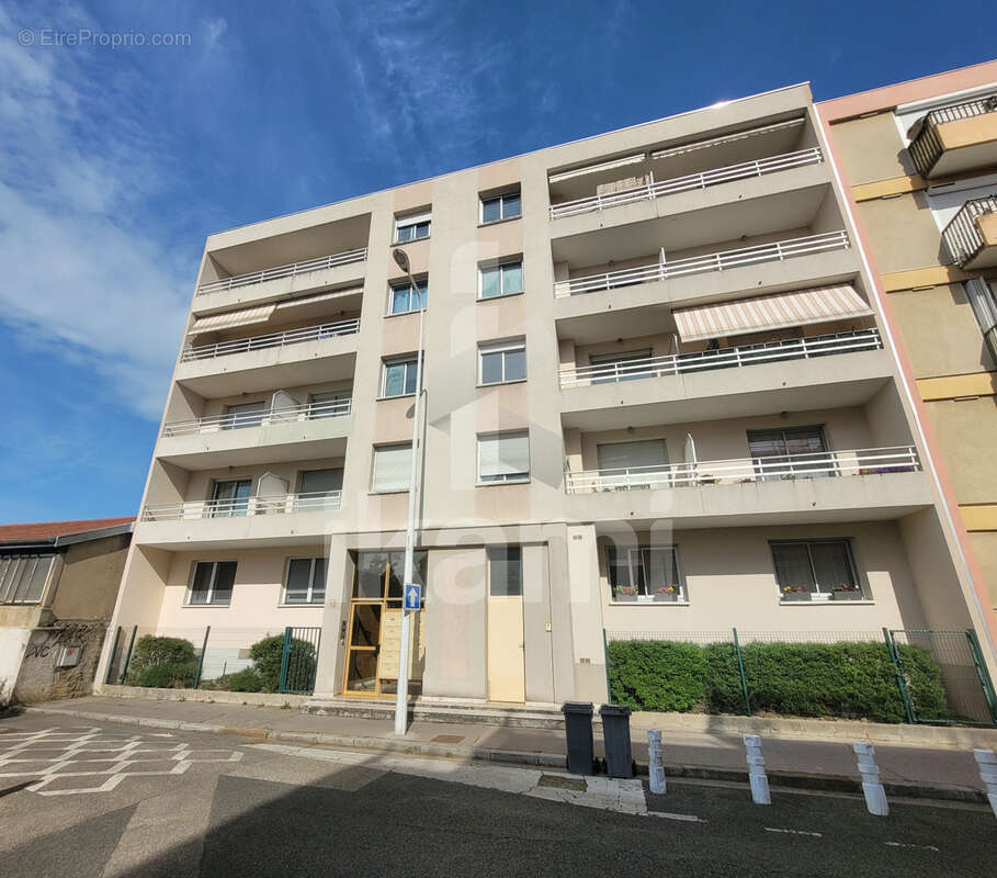 Appartement T2 avec balcon - Lyon 8ème - photo 2