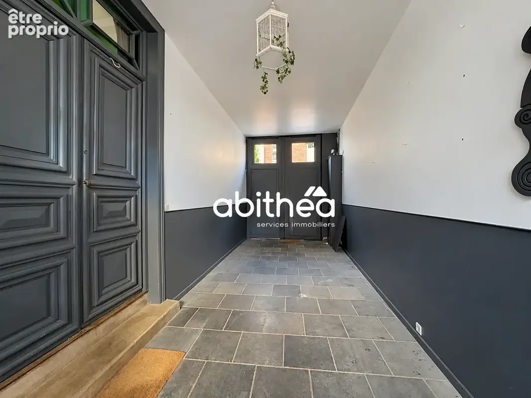 Maison en pierres blanches avec garage et extérieur - photo 4