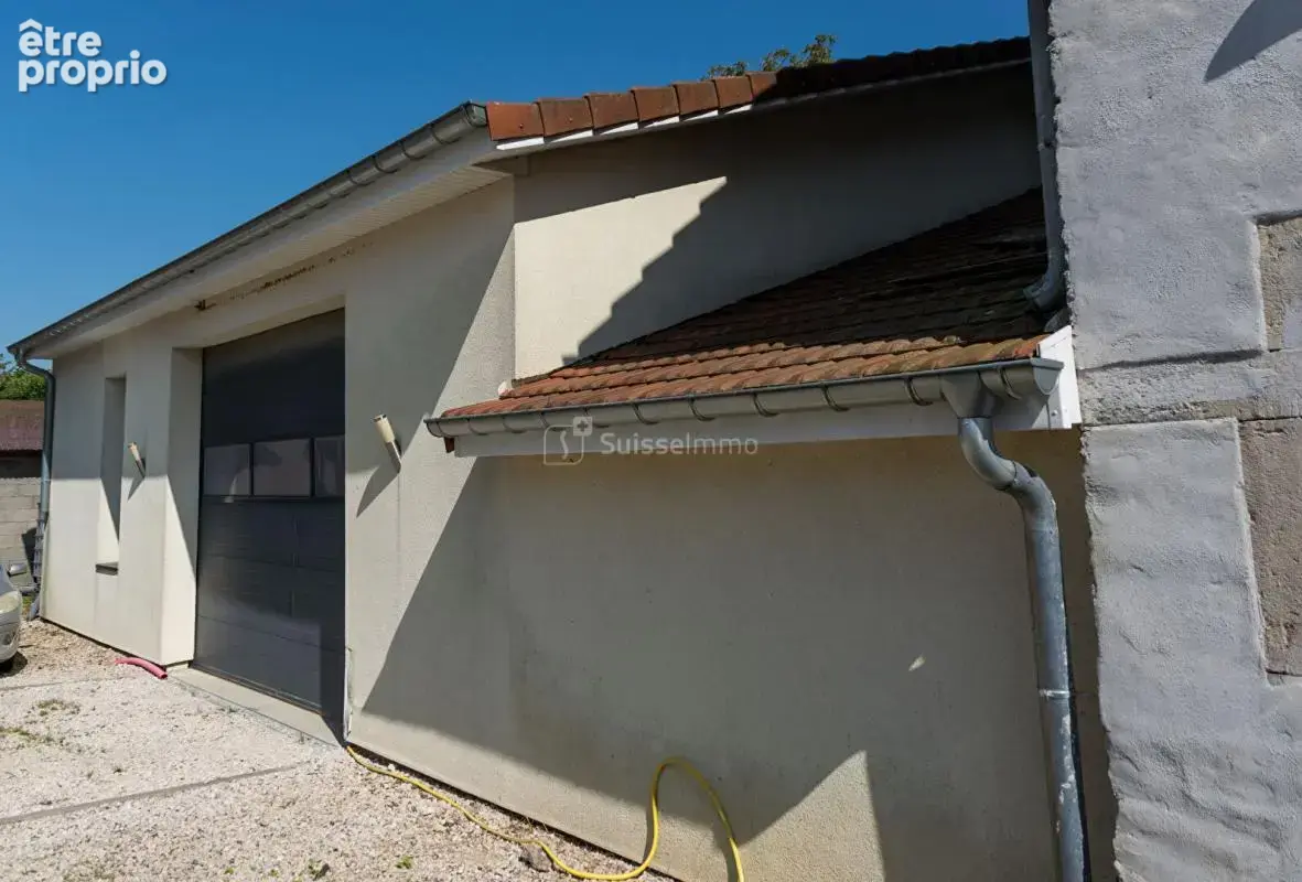 Beaux volumes pour cette maison avec agréable terrain et grande dépendance - photo 14