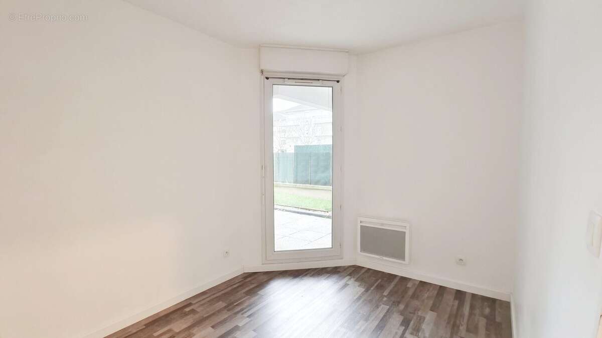 Chambre 1 - Appartement à LOGNES