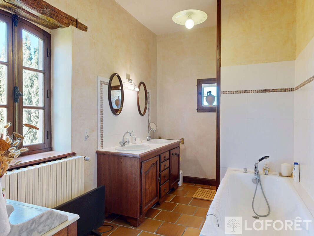 Ancienne cure du XVIIIe,  Propriété de caractère avec dépendances sur 1,7 ha - photo 9
