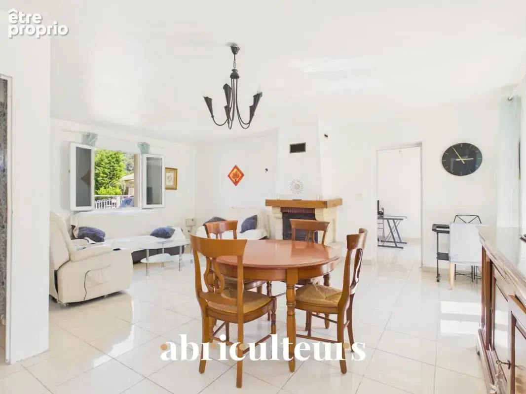 Maison familiale T7 de 128 m² sur parcelle de 1 620 m² avec piscine - Saint-Chamas (13250) - photo 3