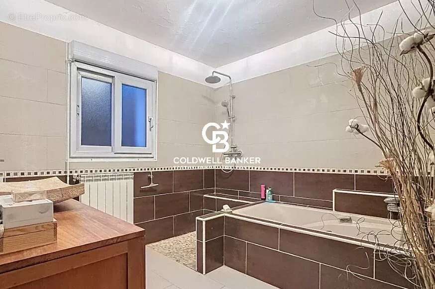 Maison à BAGNOLS-EN-FORET