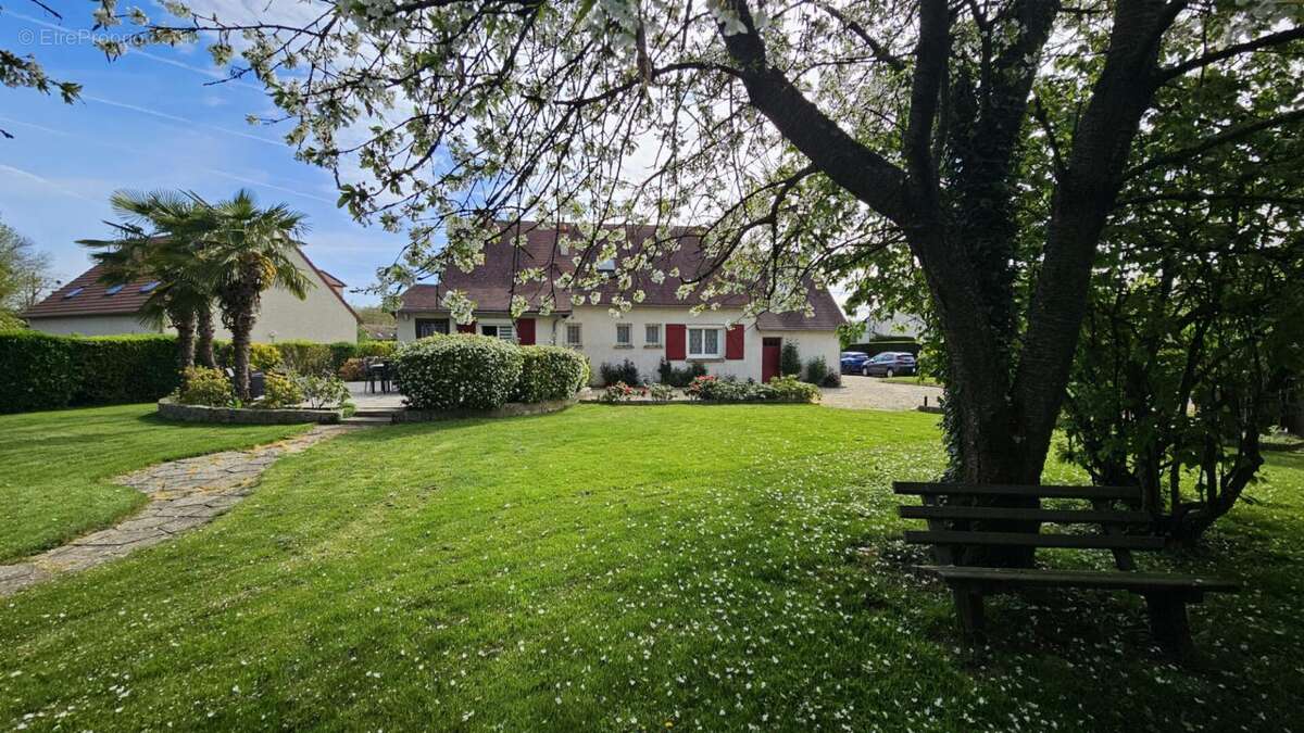 Maison à HOUDAN