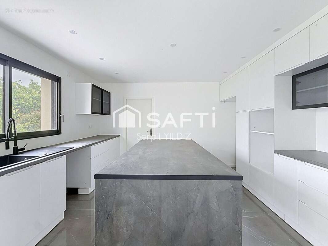 Maison 174 m² à La Ville-Aux-Dames  - photo 3