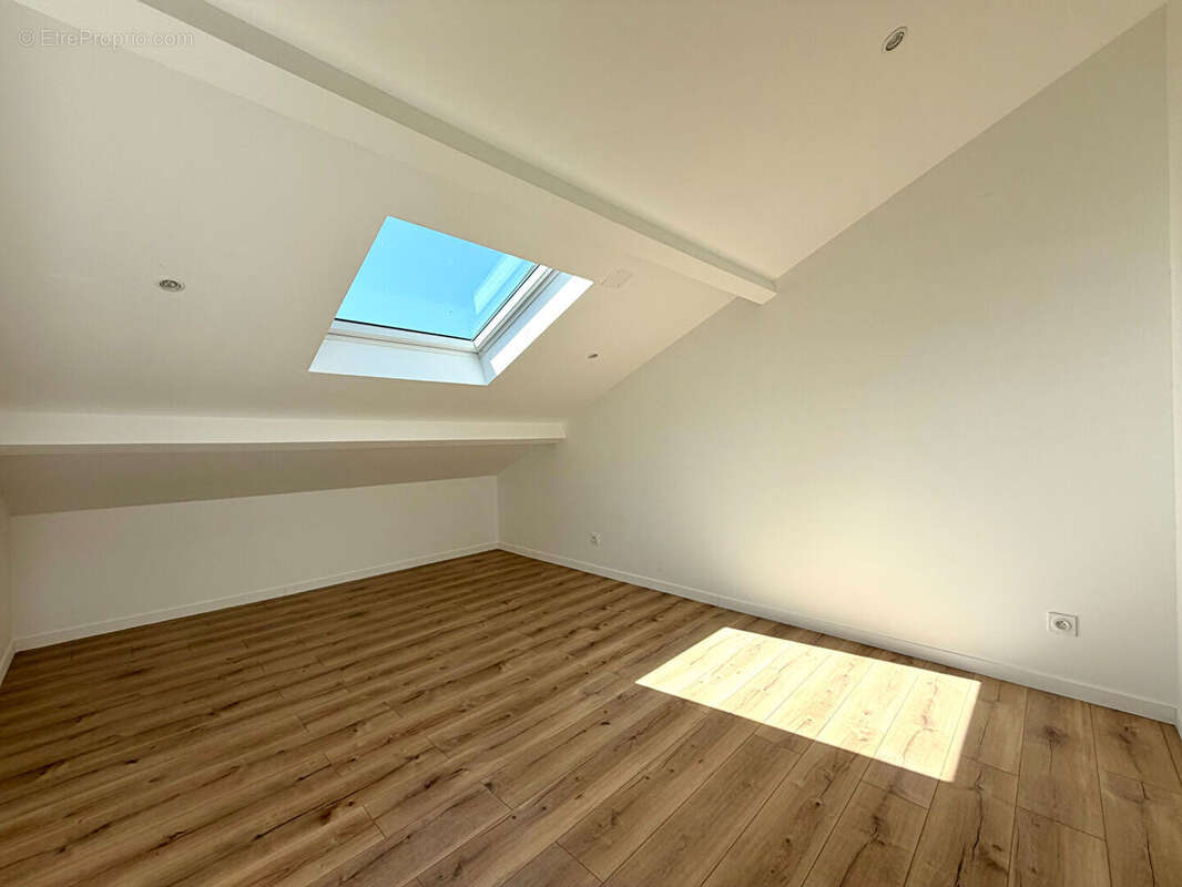 Superbe appartement atypique d'environ 110 m² au sol avec terrasse tropézienne - photo 5