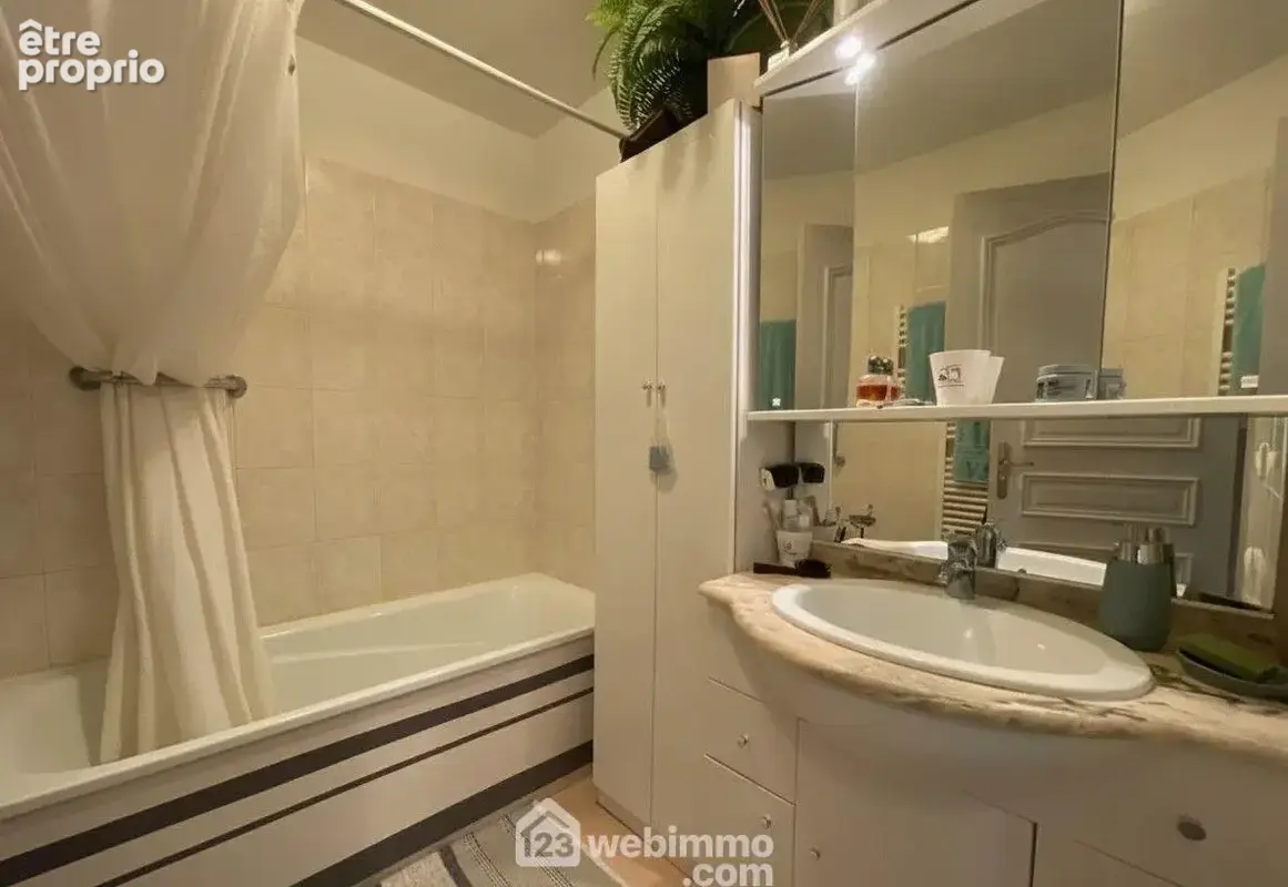 Salle de bains offrant un beau potentiel de modernisation selon vos envies.