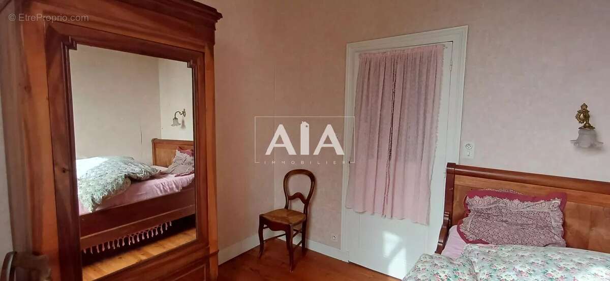 Maison à LES ADJOTS