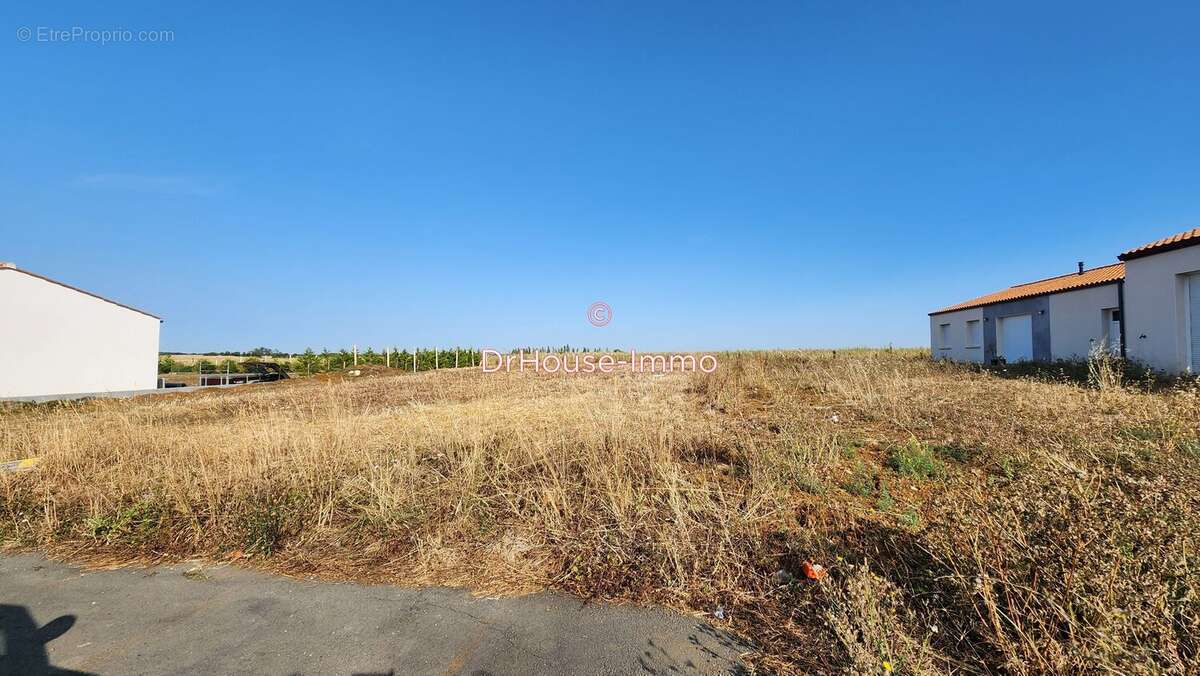Terrain 562 m² à Saint-Jean-De-Beugne  - photo 2