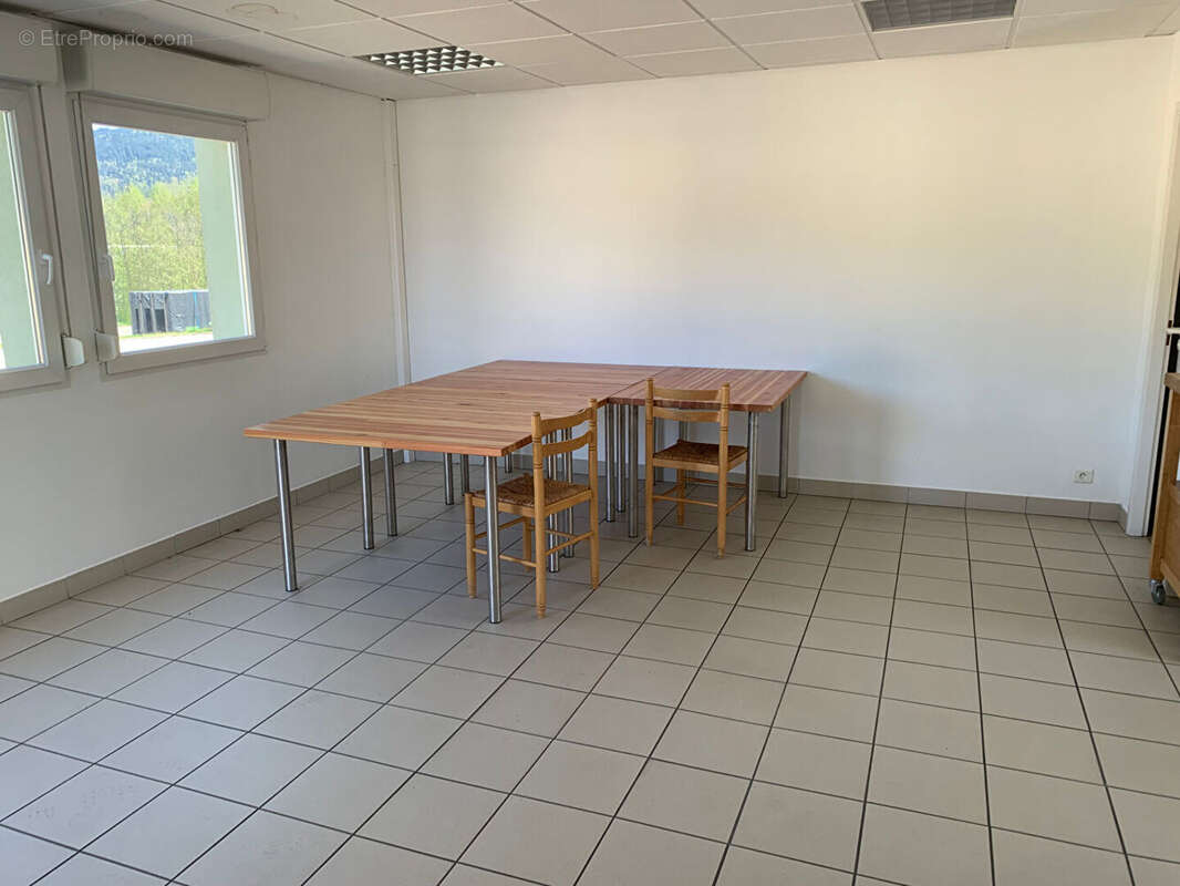 Local commercial Le Syndicat 1260 m2 - photo 7