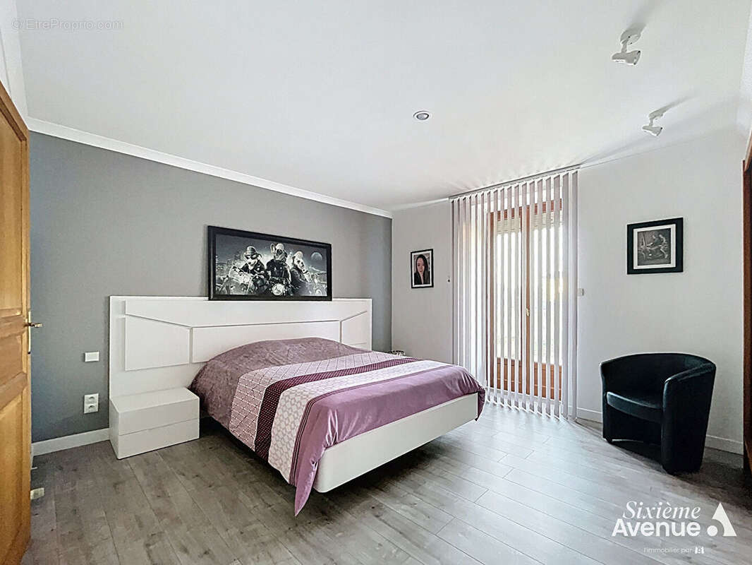 Maison de village de 240 m² utiles (5 chambres) + garage et appartement séparé de  69 m² (1 chambre) - photo 13