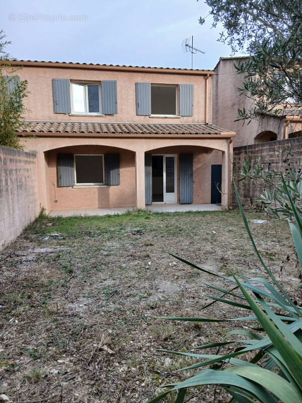 Maison à SAINT-JULIEN-LES-ROSIERS