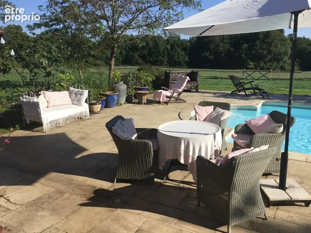Ensemble immobilier de deux maisons avec vue et sur près de 5 hectares - photo 3