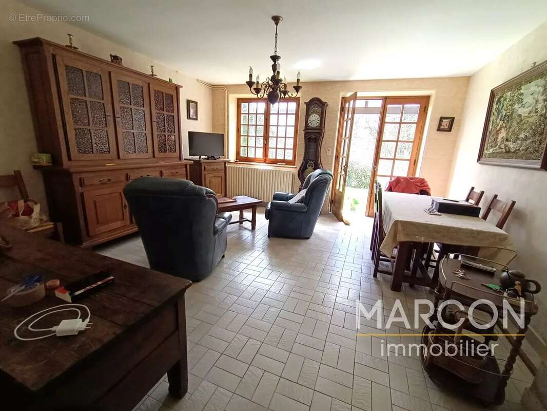 Maison à SAINT-HILAIRE-LE-CHATEAU